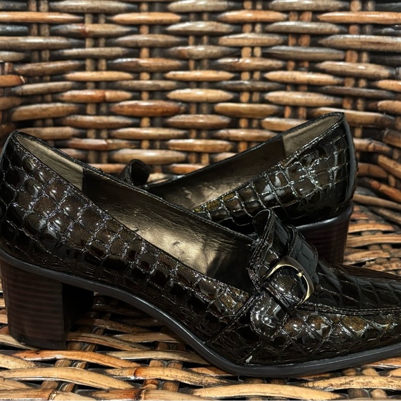 Liz Claiborne Shiny Brown Crocodile Heels in size 10. Great condition ! - Picture 7 of 11